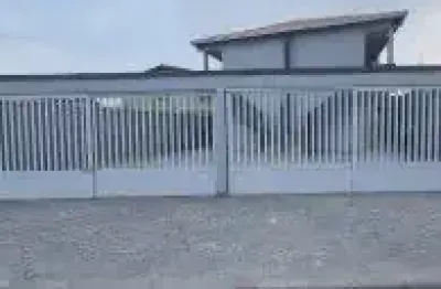 Casa sobreposta alta no bairro suarão, em itanhaém - sendo lado serra, em rua de terra.