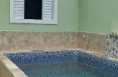 Casa no bairro vila loty, em itanhaém - sendo lado serra, em rua calçada.