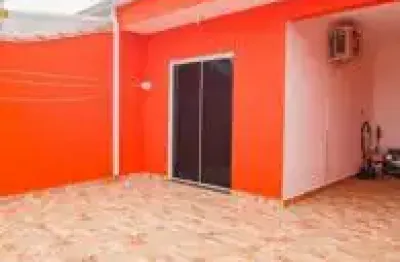 Casa no bairro são joão batista, em peruíbe - sendo lado serra, em rua calçada.