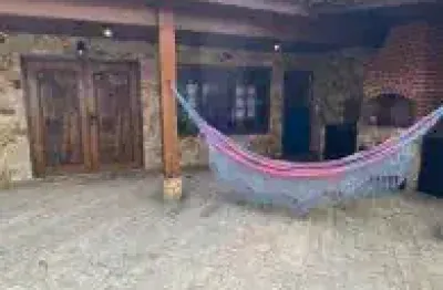 Casa no centro de itanhaém - localizada lado praia frente ao mar, em rua calçada.