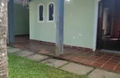 Casa localizada no bairro tupy, em itanhaém - sendo lado praia, em rua calçada.