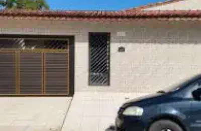 Casa no bairro balneário gaivota, em itanhaém - sendo lado praia, em rua calçada.
