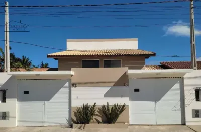 Ótima casa no bairro tupy, em itanhaém - sendo lado praia, em rua calçada.
