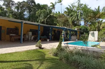 Excelente chácara no jardim aguapeú, em itanhaém - localizada lado serra, em rua de terra.