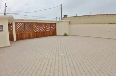 Ótima casa em condomínio no bairro cibratel 2, em itanhaém - sendo lado praia, em rua calçada.