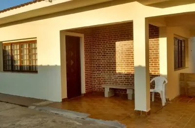 Casa localizada no bairro tupy, em itanhaém - sendo lado praia.