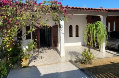 Casa no bairro jardim jamaica, em itanhaém - localizada lado praia, em rua calçada.