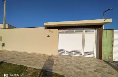 Belíssima casa localizada no bairro tupy, em itanhaém ** possui piscina com cascata; aceita financiamento bancário!