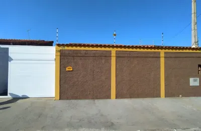 Ótima casa a venda no bairro jardim regina, em itanhaém * localizada lado praia, em rua calçada.