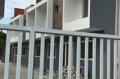 Casa em condomínio no bairro belas artes, em itanhaém ** localizada lado praia, em rua calçada.