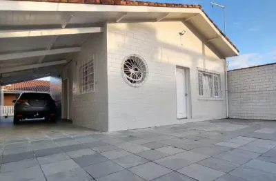Linda casa à venda no bairro balneário gaivotas, em itanhaém ** imóvel localizado lado praia, em rua calçada.