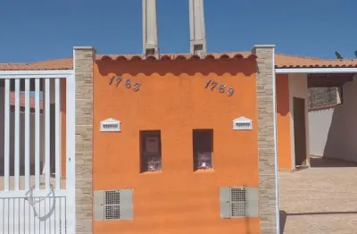Casa à venda no bairro jardim grandesp, em itanhaém ** localizada lado praia, em rua pavimentada.