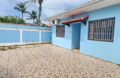 Casa a venda em itanhaém com 03 dormitórios á 50m do mar .