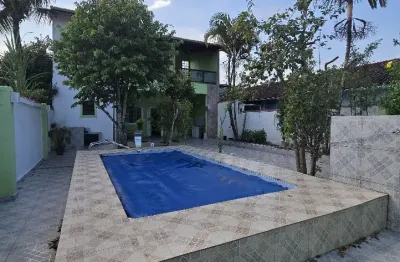 Excelente casa com piscina e 03 dormitórios na praia do suarão em itanhaém.