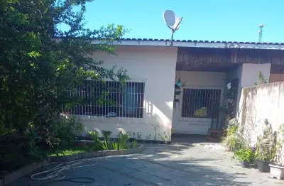 Casa com 03 dormitórios a 1200m do mar - belas artes em itanhaém.