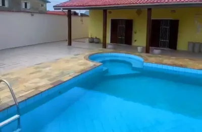 Oportunidade , casa com piscina , lote inteiro á 740m do mar