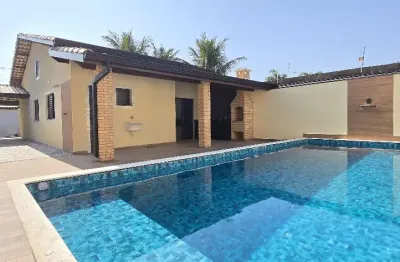 Casa com ótimo padrão de acabamento e piscina de 9m - itanhaém/sp.