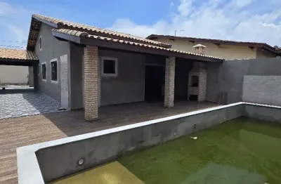 Casa nova com 03 quartos,piscina, excelente acabamento á 100m do mar
