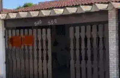 Excelente casa localizada no bairro belas artes - lado praia, em rua calçada