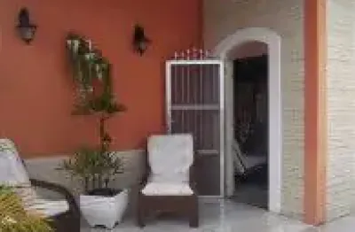 Excelente casa localizada no bairro balneário gaivota - à 100 metros do mar, em rua calçada