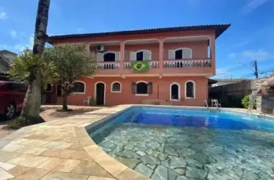 Linda casa localizada no centro de itanhaém - lado praia.