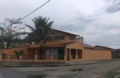 Excelente casa localizada no bairro jamaica - em frente ao mar