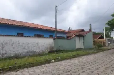 Casa localizada no balneário são jorge - lado praia, em rua calçada.