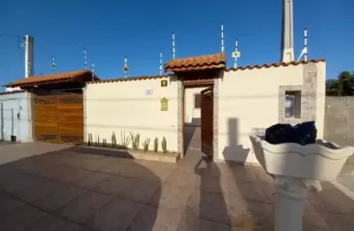 Linda casa localizada no bairro balneário novaro no gaivotas - lado praia, em rua calçada.