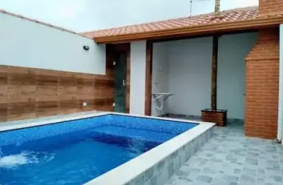 Belíssima casa localizada no bairro balneário gaivotas - lado praia.