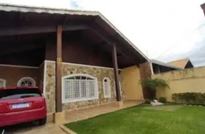Belíssima casa localizada no bairro oásis - rua calçada.