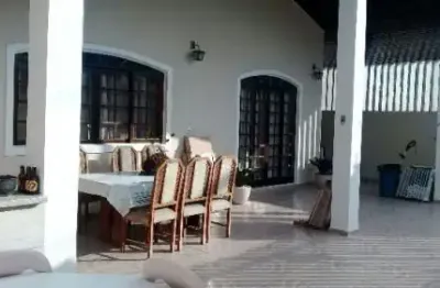 Excelente casa localizada no bairro jardim regina - lado praia.