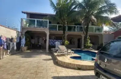 Belíssima casa localizada no balneário tupy - lado praia, em rua calçada.