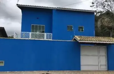 Belíssima casa localizada no bairro jardim regina - lado praia, em rua calçada.