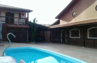 Excelente casa localizada no bairro jardim palmeiras  - lado praia, em rua calçada.