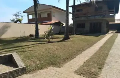 Belíssima casa localizada no bairro parque augustus - lado praia, em frente ao mar.