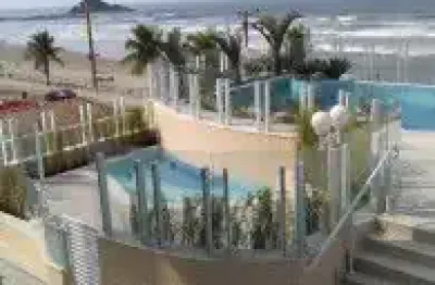 Belíssimo apartamento localizado na praia dos sonhos - de frente ao mar rua pavimentada. possui varanda gourmet com churrasqueira, área de lazer composta por piscina, brinquedoteca, salão de festas, s
