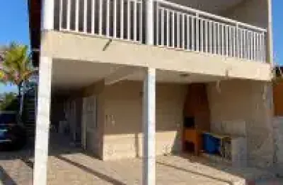 Excelente casa localizada no bairro jardim das palmeiras- lado praia, em rua calçada.