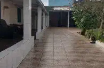 Excelente casa localizada no bairro belas artes - lado praia, rua calçada.