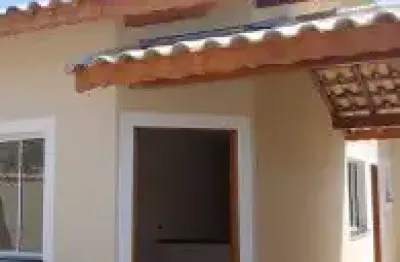 Excelente casa localizada no bairro jardim grandesp - lado praia, possui piscina e área gourmet com churrasqueira.