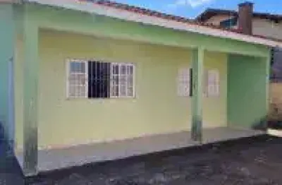 Belíssima casa localizada no balneário san marcos - lado praia, rua calçada.