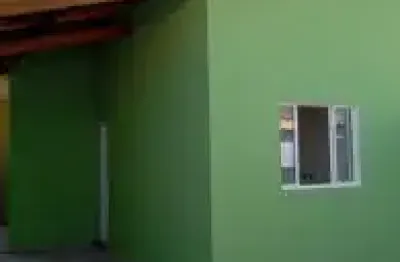 Belíssima casa localizada no bairro jardim jamaica - lado praia, possui churrasqueira e piscina.