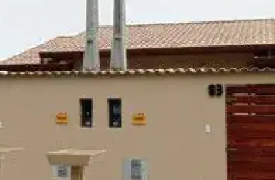 Excelente casa localizada no balneário gaivota - lado praia, em rua calçada.