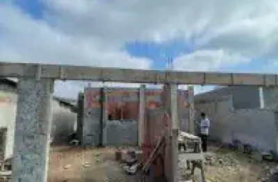 Casa localizada no bairro tupy, em itanhaém- em rua calçada, lado praia.