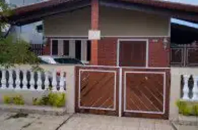 Belíssima casa localizada no bairro balneário josedy, em peruíbe - lado praia, em rua calçada.