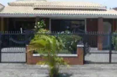 Belíssima casa localizada no bairro oasis - lado praia, em rua calçada.