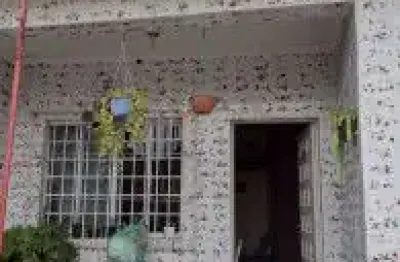 Casa localizada no bairro jardim praia grande, em mongaguá - lado praia em rua calçada.