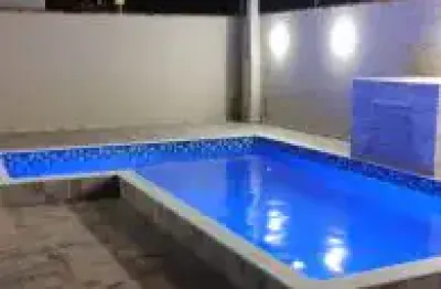 Linda casa localizada no bairro luizamar mirim, em itanhaém - possui acabamento fino, portão automático, piscina com cascata e área gourmet com churrasqueira.