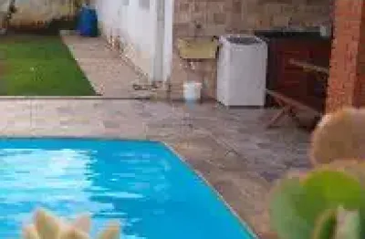 Belíssima casa localizada no bairro balneário gaivota, em itanhaém - possui piscina com cascata, edícula, área gourmet com churrasqueira.