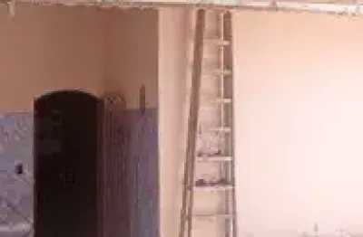 Casa localizada no bairro balneário gaivota - lado praia, possui churrasqueira, espaço para piscina.