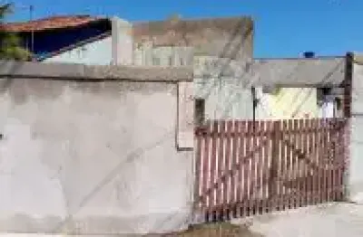 Casa localizada no bairro balneário gaivota - lado praia, em rua calçada.